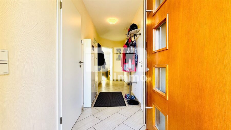 Modernes Familienglück nahe KfW 55-Standard mit Terrasse, Carport und Parkplatz - EG Haupteingang / Windfang / Garderobe